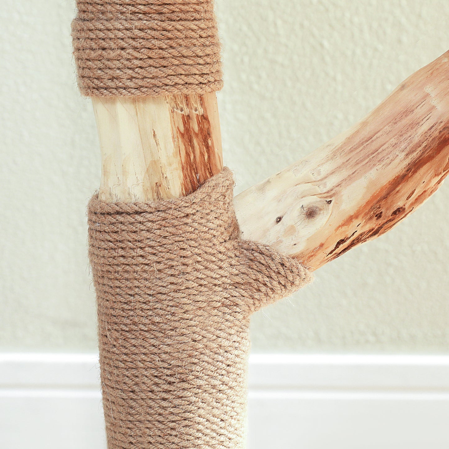 Rascador de flores moderno | Lujosa torre para gatos Boho de madera maciza | Con ramas de madera reales, columna de rascado y 2 plataformas | Diseño en blanco nube | Exclusivo para gatos de apartamento